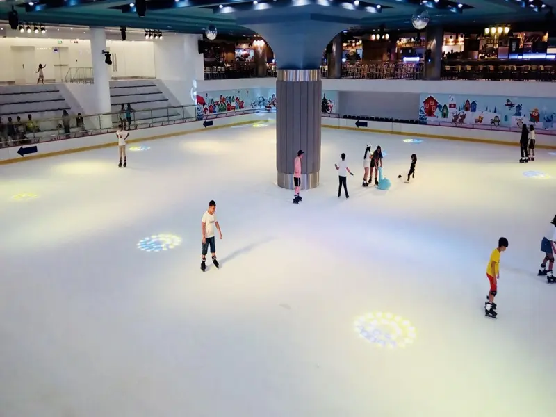Sân trượt băng Vincom Ice Rink - Trải nghiệm sôi động