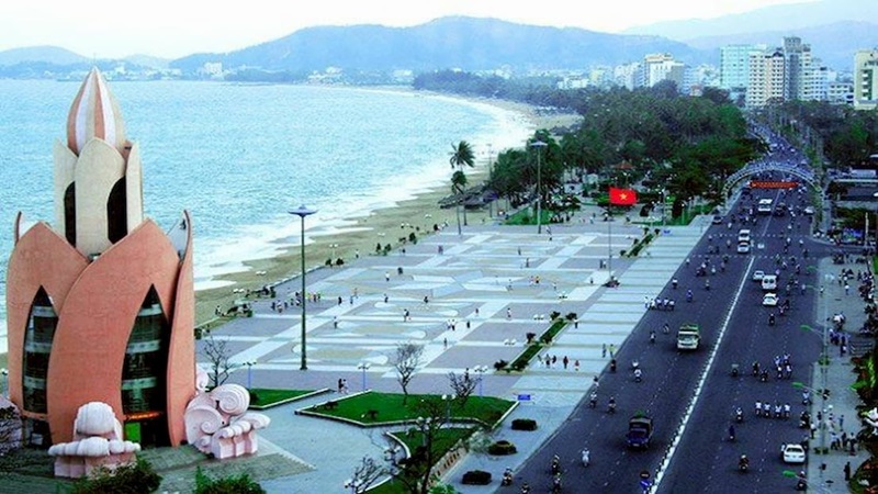 Quảng trường 2/4 và Tháp Trầm Hương