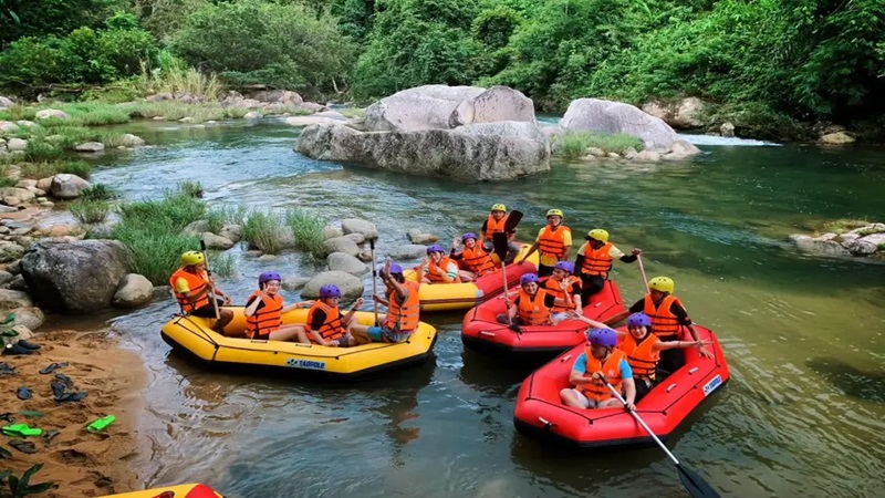 Chèo Xuồng Cao Su Vượt Thác Mạo Hiểm