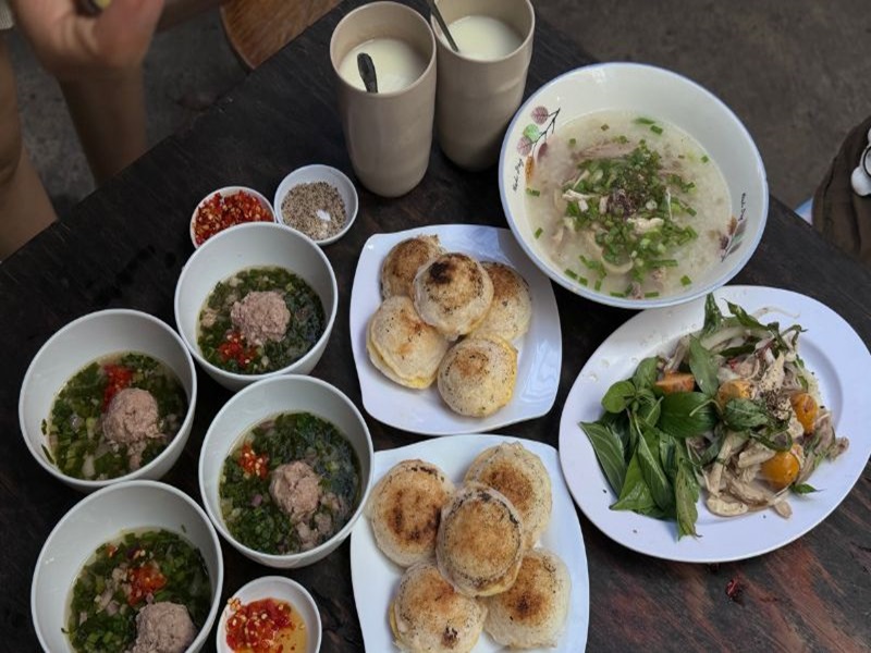 Bánh căn Cô Lãnh - Bánh căn Đà Lạt mang hương vị đặc trưng