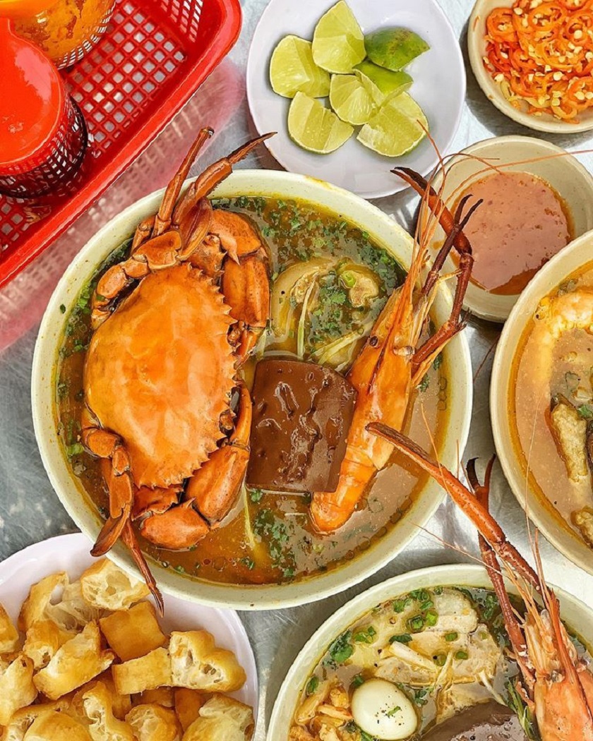 Mê mẩn với hương vị bánh canh cua Huế