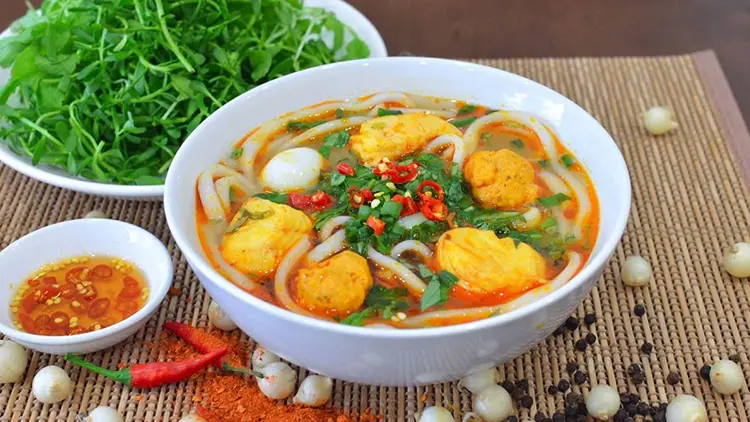 Bánh canh Hội An là một món ăn không nên bỏ lỡ khi đến phố Hội