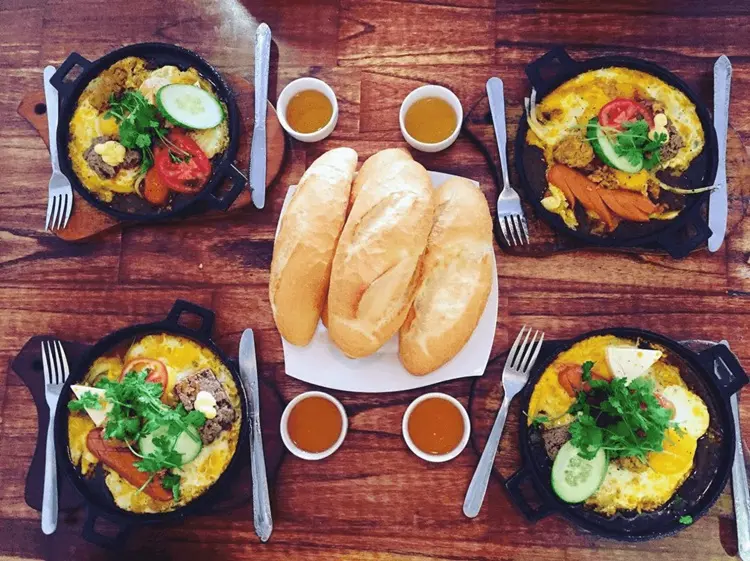 Quán Cô Thông - Bánh mì chảo Đà Nẵng nóng hổi, hấp dẫn