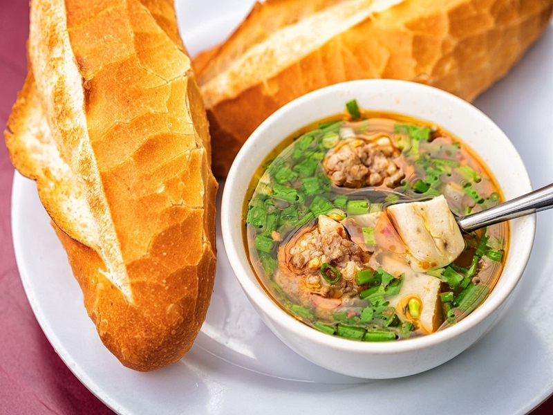 Bánh Mì Xíu Mại Đầu Chợ Đêm