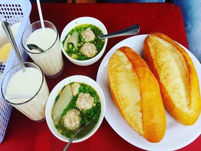 Bánh mì xíu mại Cô Sương Đà Lạt
