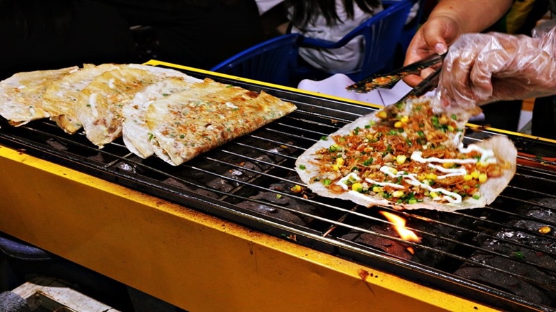 Bánh tráng nướng ven bờ hồ Xuân Hương