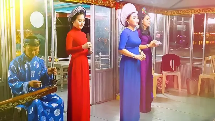 Ca Huế trên sông Hương