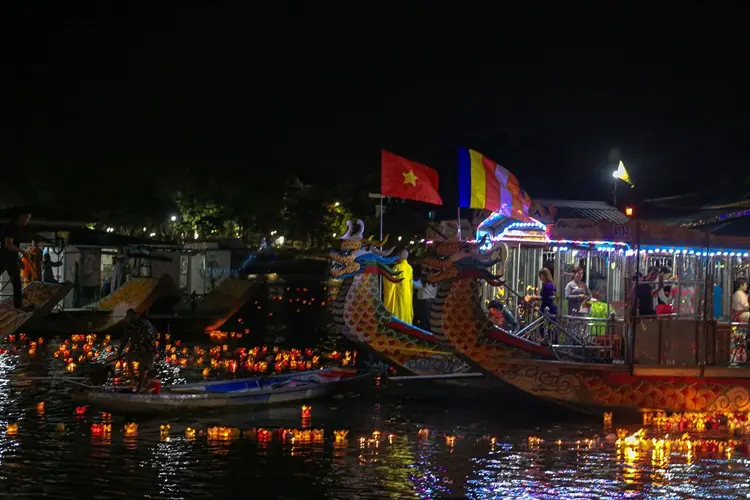 Thưởng thức ca Huế trên sông Hương, nét đẹp vượt thời gian