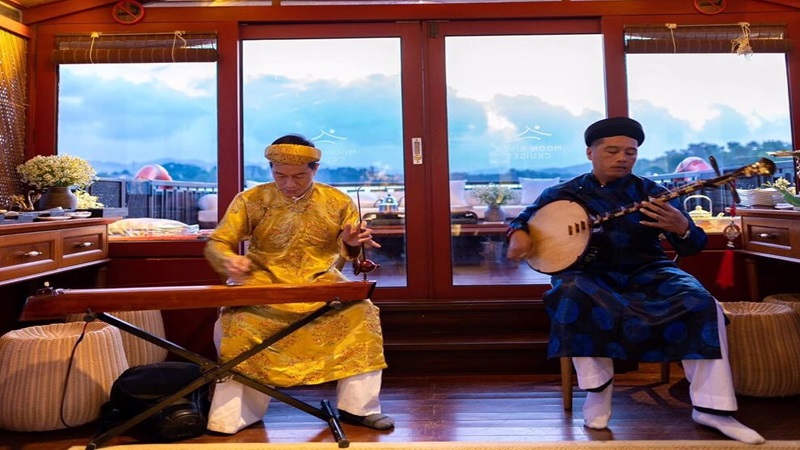Ca Huế trên sông Hương