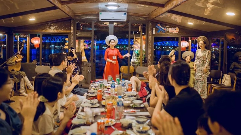 Ca Huế trên sông Hương