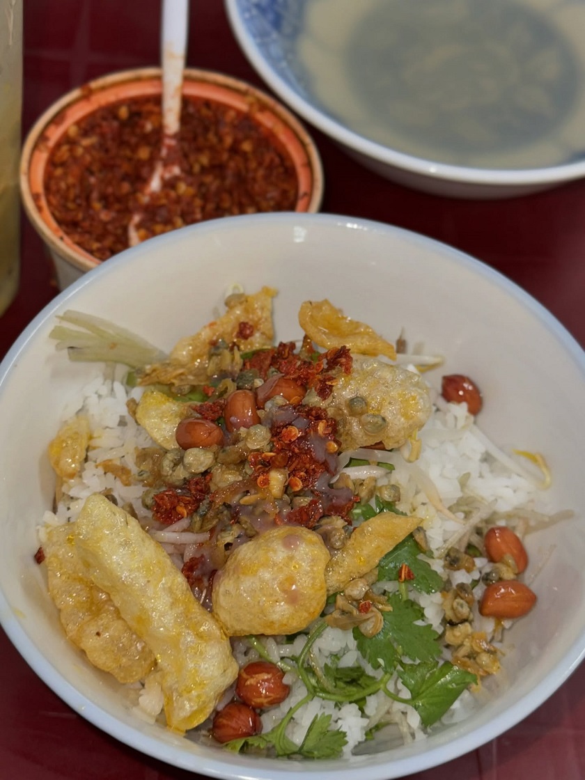 Cơm hến Huế, món ăn đạm bạc nhưng lại là đặc sản