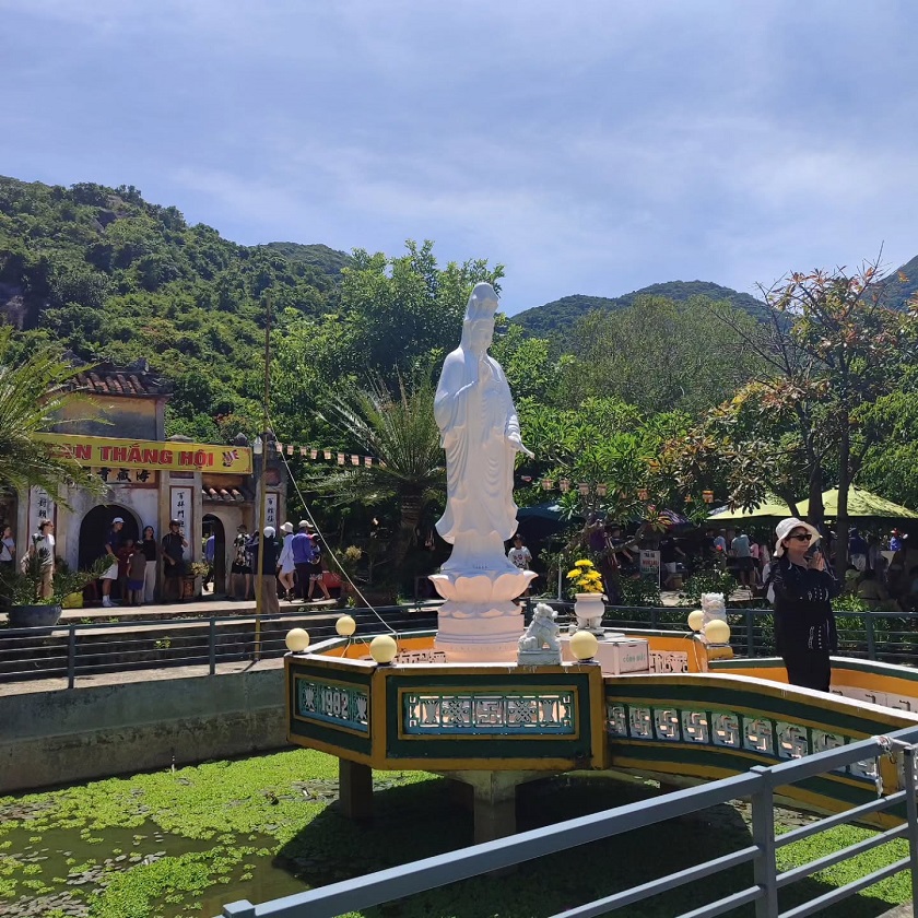 thăm quan chùa hải tạng cù lao chàm