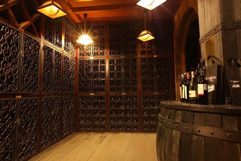 hầm rượu Debay