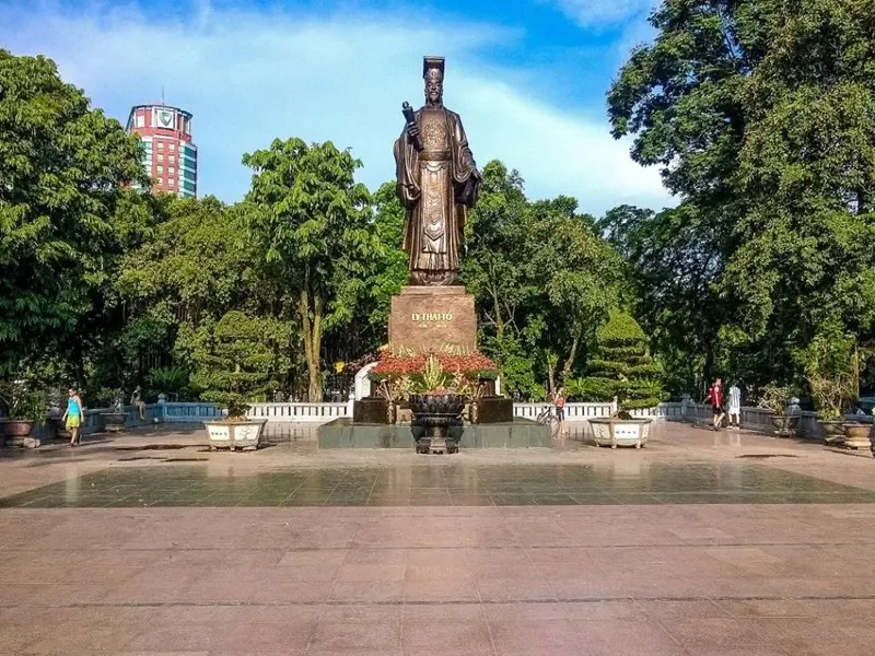 Tượng đài vua Lý Thái Tổ