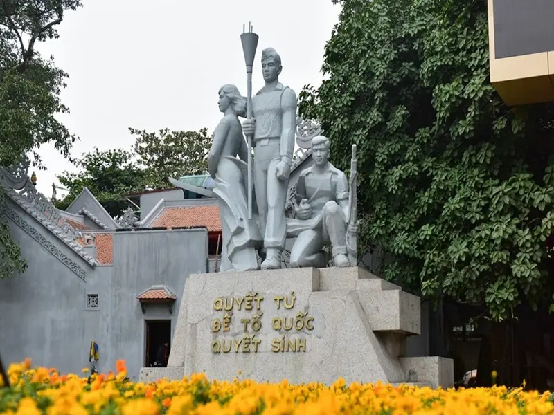 Tượng đài Quyết tử bên hồ Gươm