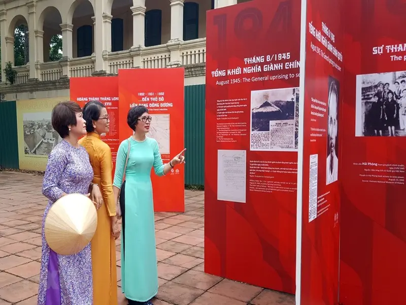 Tham dự các buổi triển lãm