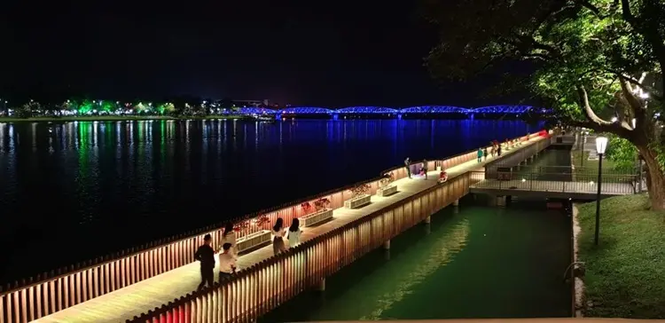 Ngắm cảnh về đêm Huế tại cầu Gỗ Lim 