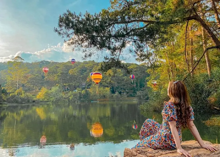 Tận hưởng khoảnh khắc yên bình với núi rừng bao la hùng vĩ