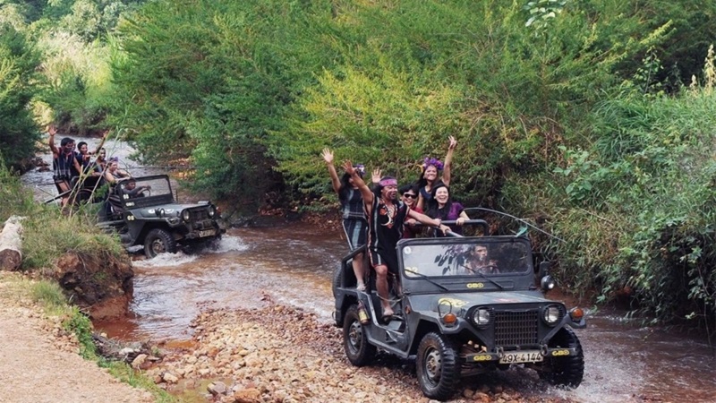 Trải  nghiệm hành trình vượt suối bằng xe Jeep