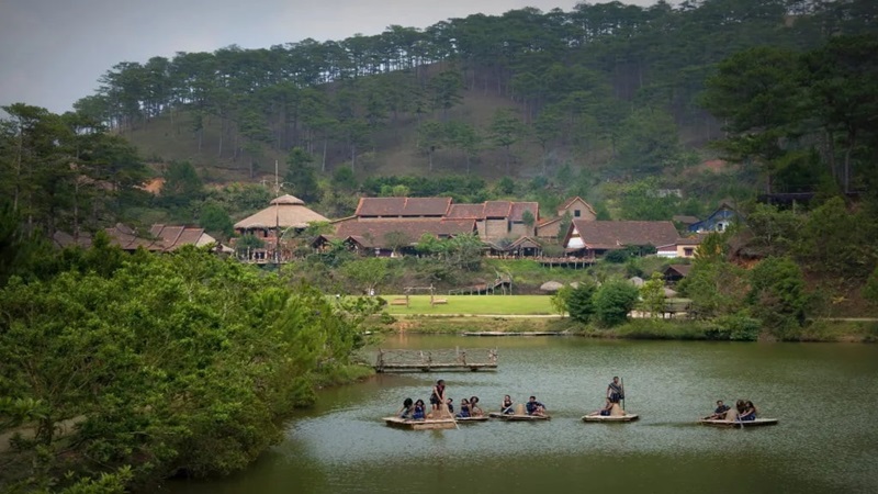 Chèo bè và câu cá tại làng Cù Lần