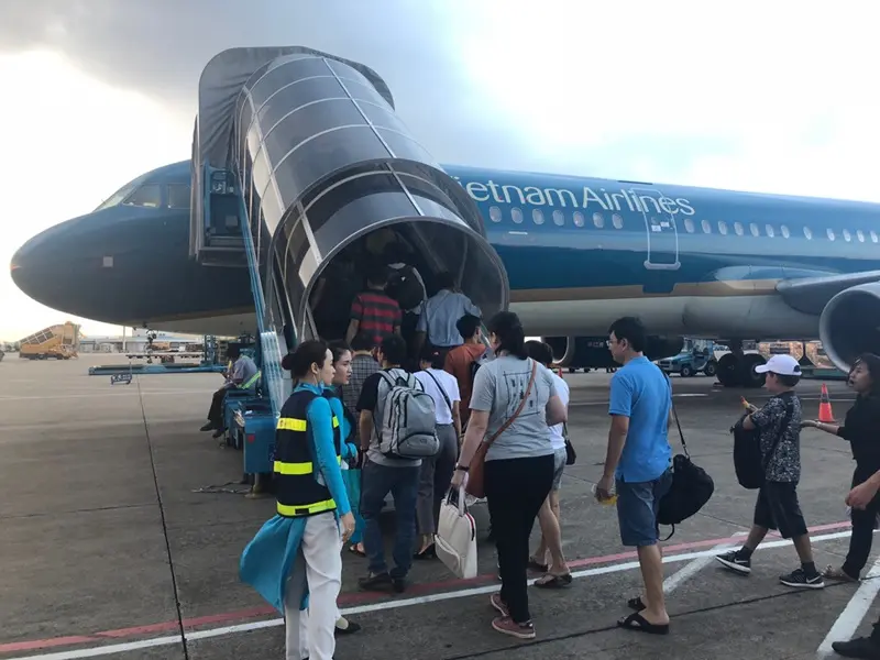 Lên máy bay Vietnam Airlines