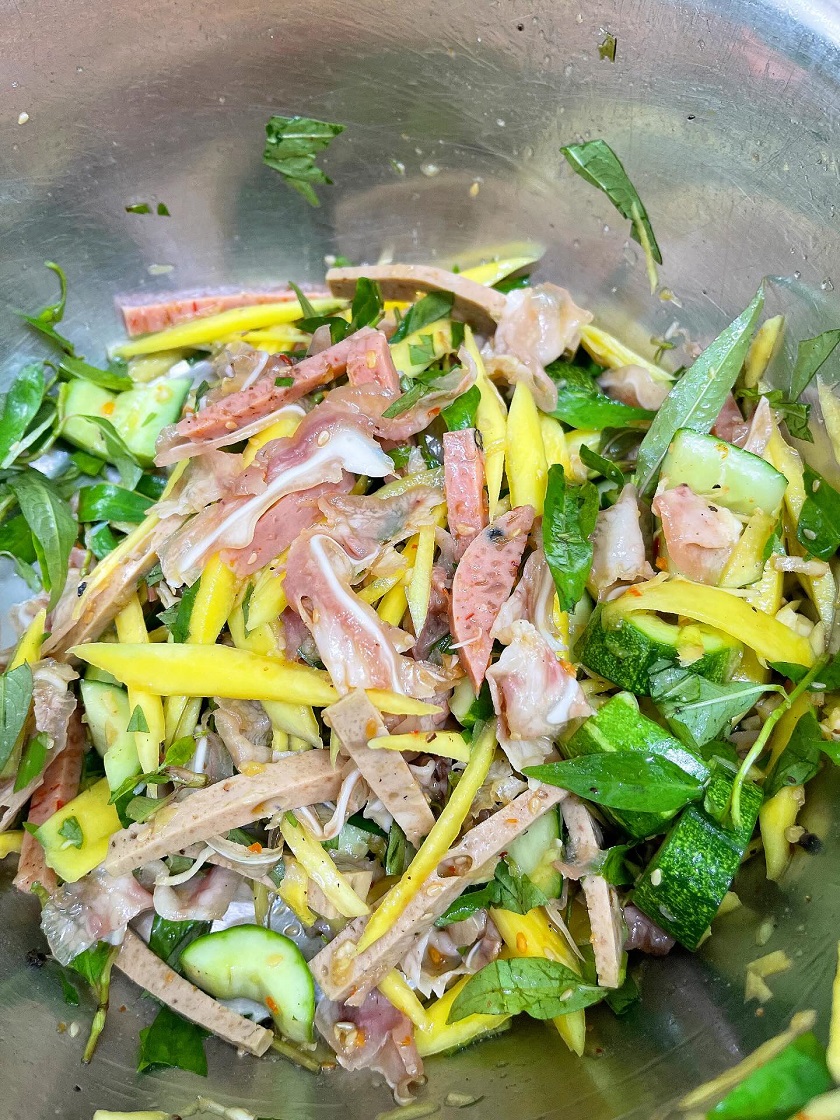 Tiến hành trộn đều hỗn hợp nguyên liệu đã sơ chế