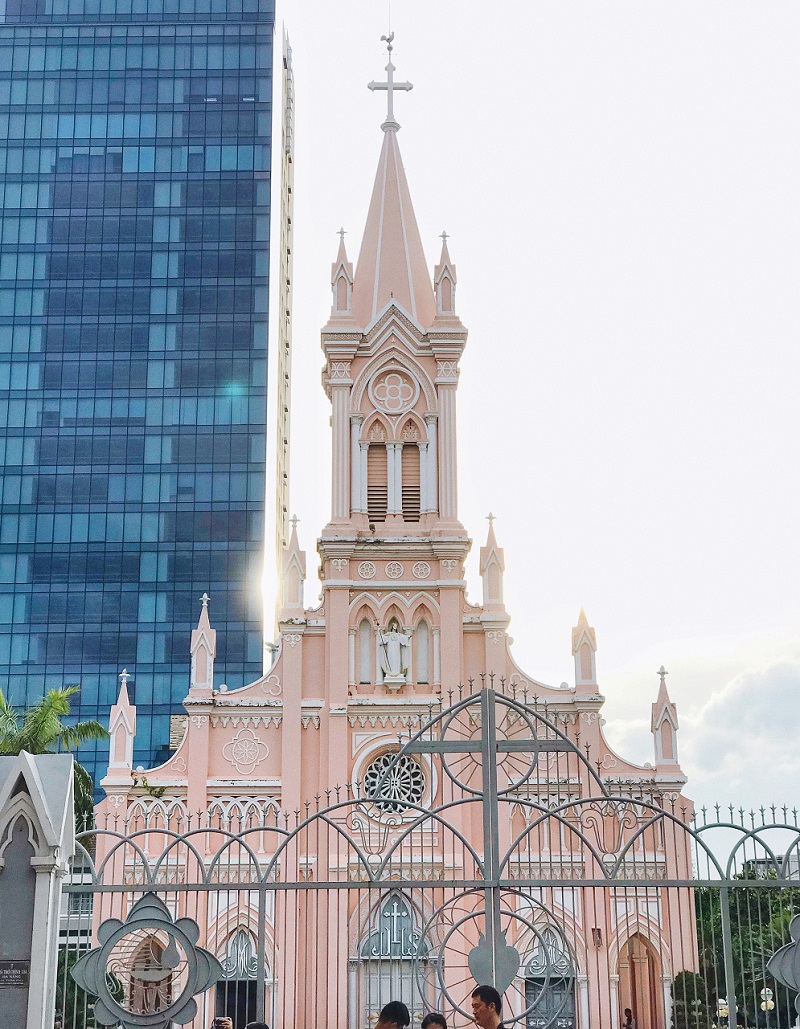 Nhà Thờ Con Gà Đà Nẵng - Biểu Tượng Kiến Trúc Gothic Giữa Lòng Thành Phố