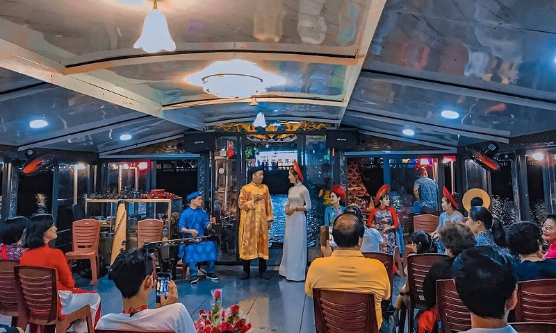 Trải Nghiệm Tuyệt Vời Khi Nghe Ca Huế Trên Dòng Sông Hương Thơ Mộng