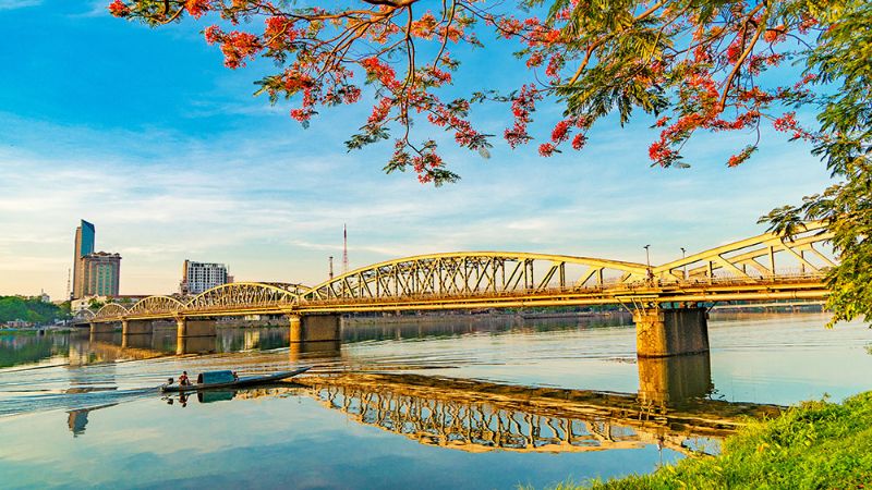 Cầu Đẹp Ở Huế: Nên Ghé Tràng Tiền, Gỗ Lim Hay Thanh Toàn?