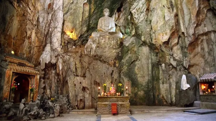 Động Huyền Không Ngũ Hành Sơn ánh sáng tự nhiên qua vòm đá