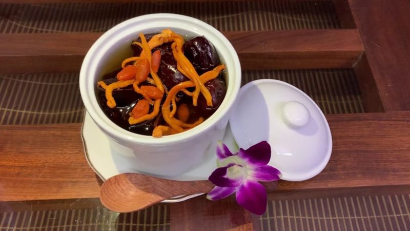 Cách nấu nước nấm linh chi táo đỏ