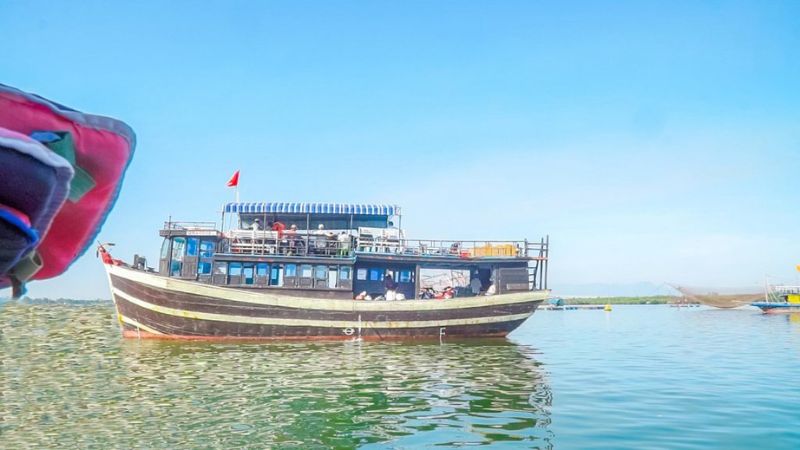 Tàu gỗ truyền thống